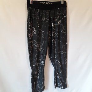 Nike black grey white capri legging  4/16$